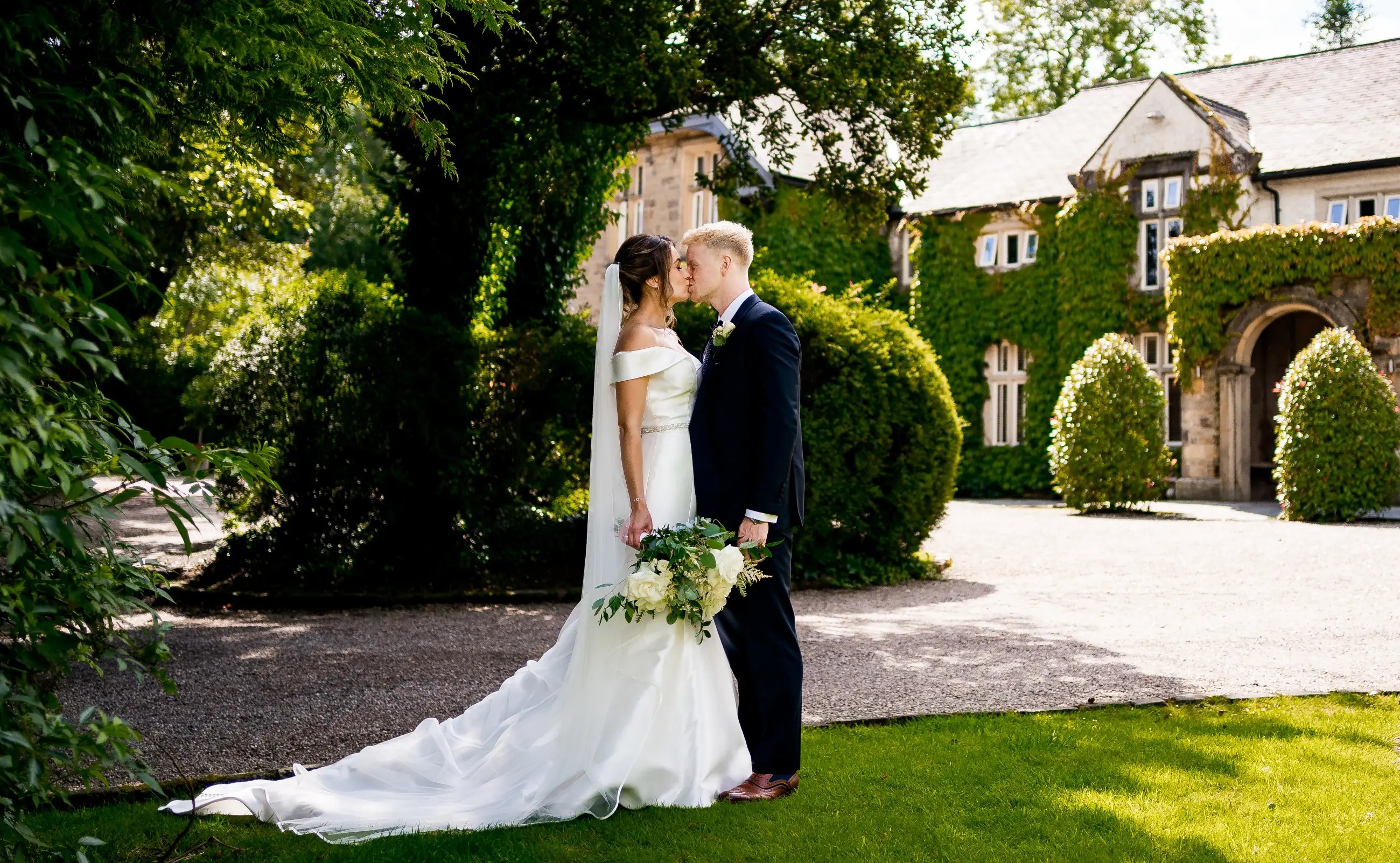 Elizabeth - A beautiful day at Mitton Hall!. Mobile Image