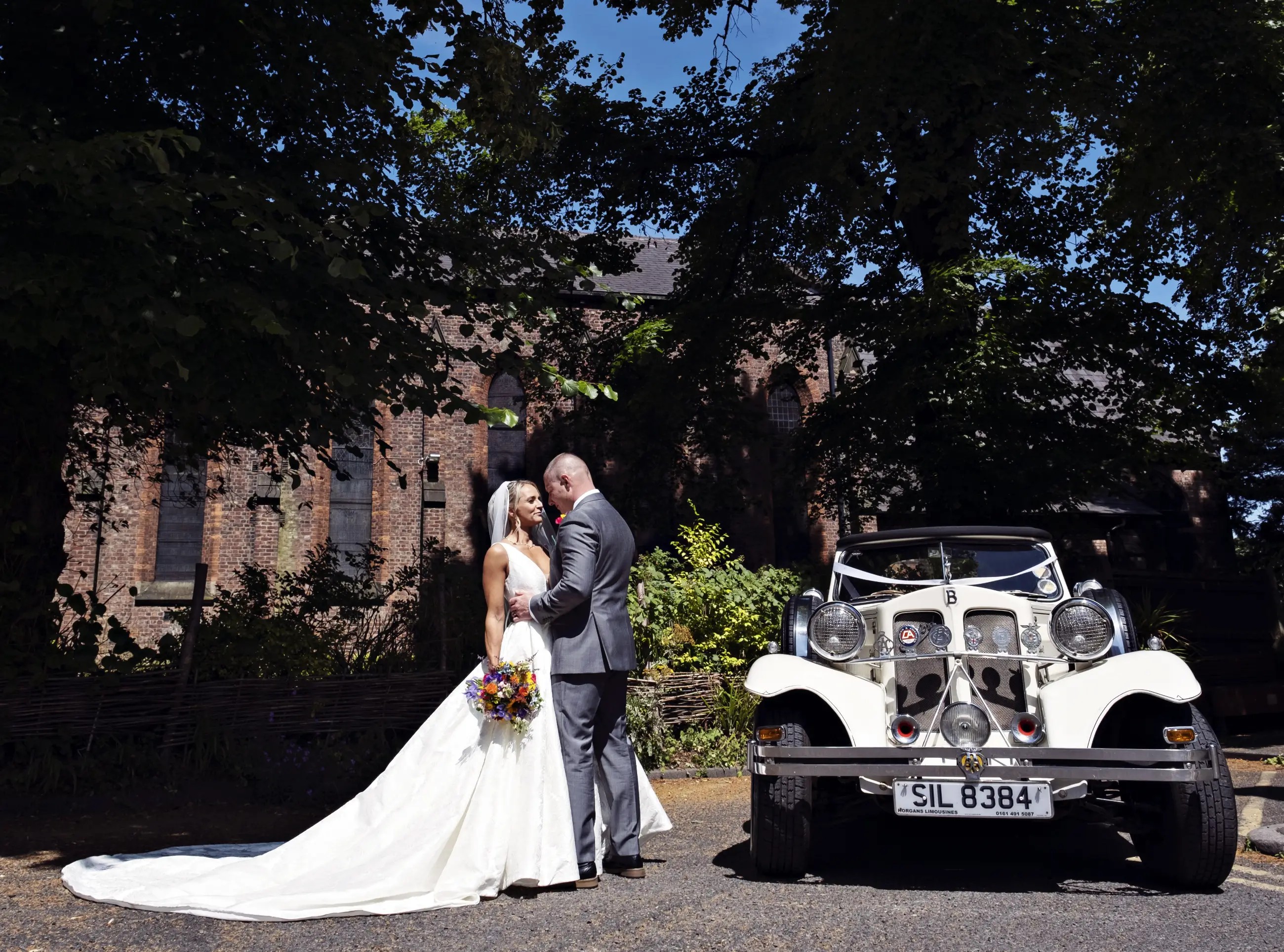 Joanne - An elegant, simple wedding!. Mobile Image